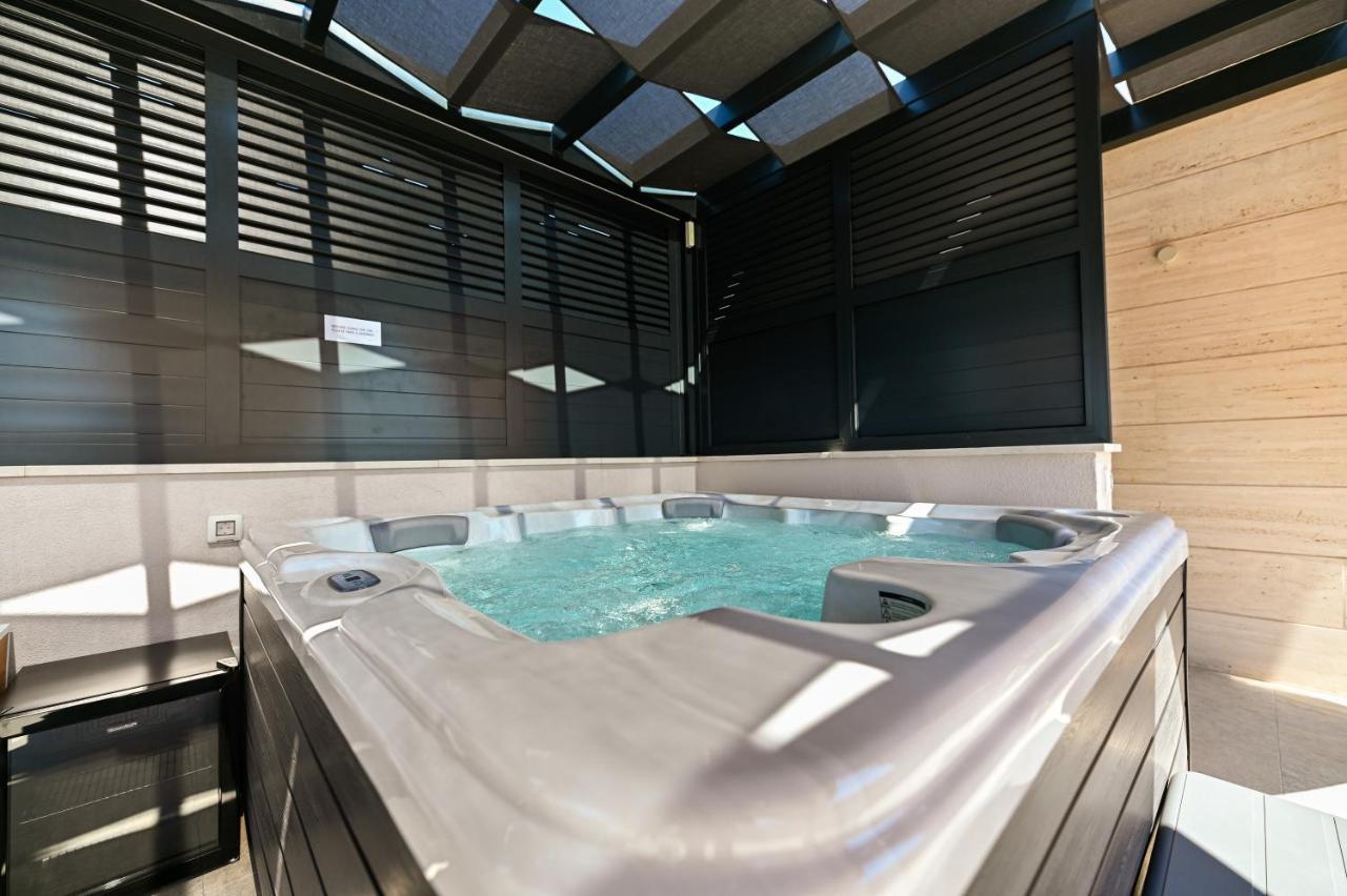 An & Lu With Rooftop Jacuzzi *
