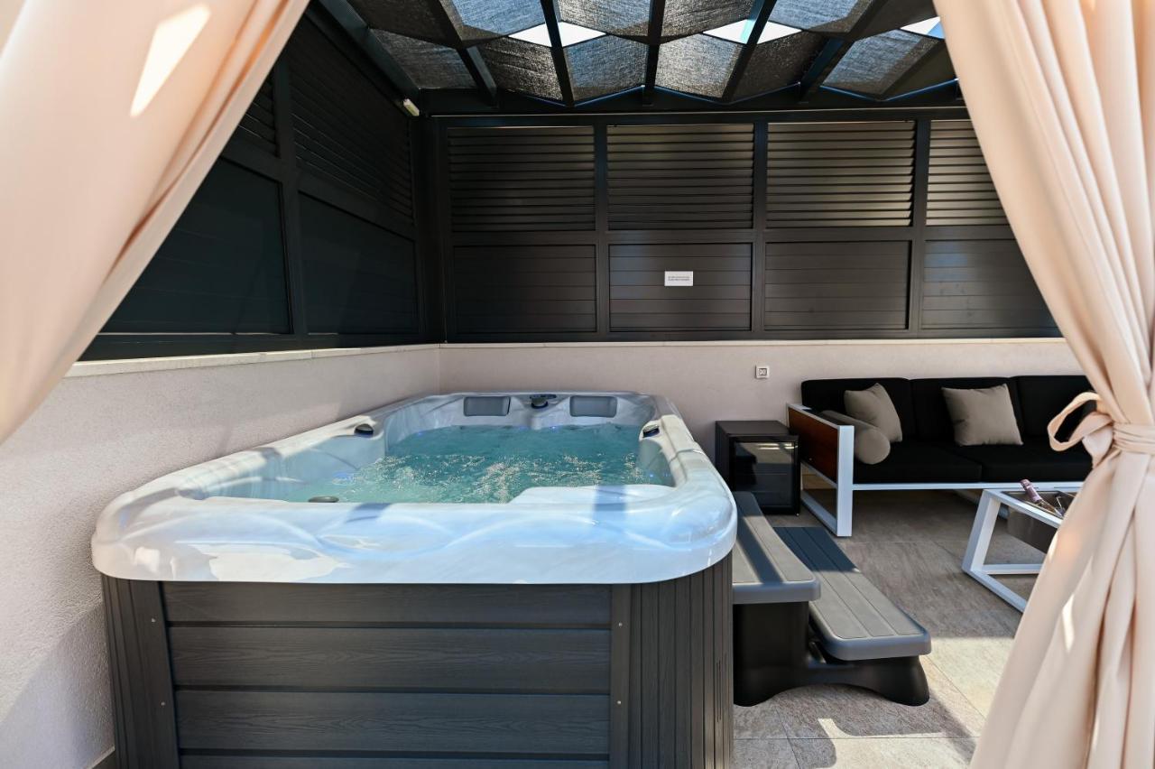 An & Lu With Rooftop Jacuzzi Apartment